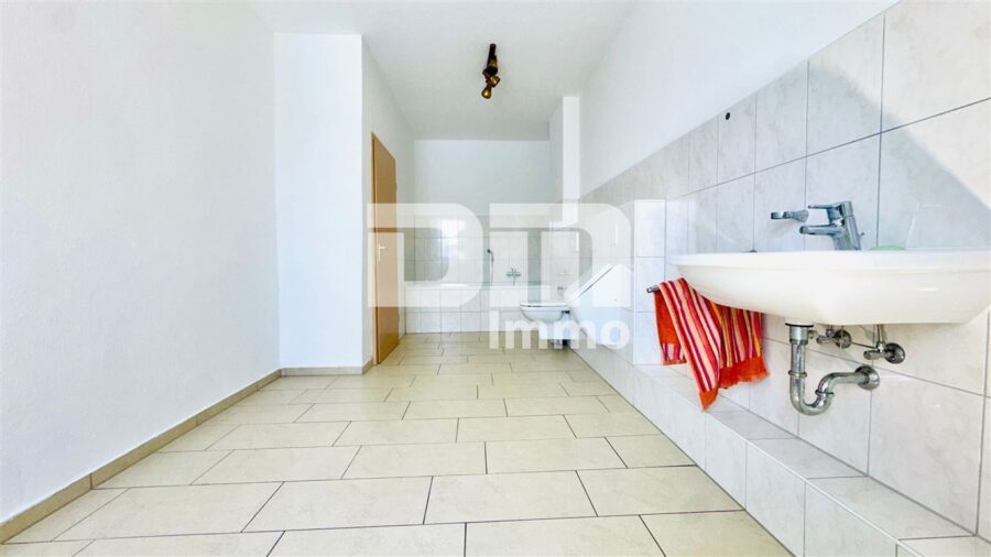 (R)eserviert!Wohn-/Hofensemble mit Einfamilienhaus, 2x Hofgebäude und Bungalow - Haupthaus OG Badezimmer / Dusche / Wanne / Urinal
